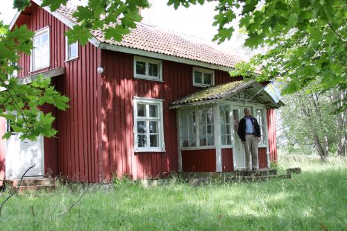 Mike Lindstedt in front of his grandfathers house in Brlanda, Moryr