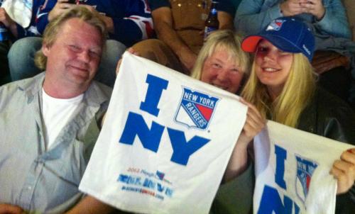 Tre inbitna fans! Pappa r ju en hockey fantast, medan jag och mamma gick p vr frsta match i livet. (Sorry Borsare, men BHC match rknas inte) 